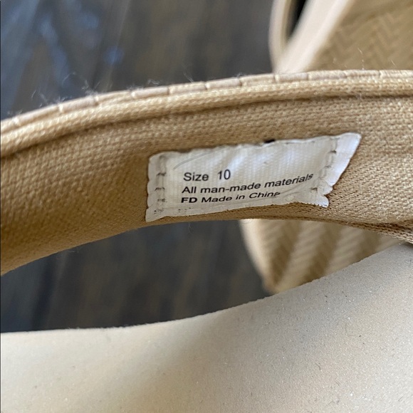 VOLATILE Wedge Sandals Womens Sz 10 Tan Thong Style Flip Flop - Picture 8 of 8